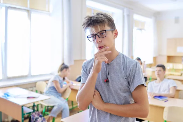 Adolescente inteligente estudiante masculino tomando examen, respuestas lección —  Fotos de Stock