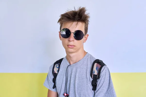 Portrait of teenager student guy 16, 17 years old in fashionable sunglasses — Stock Photo, Image