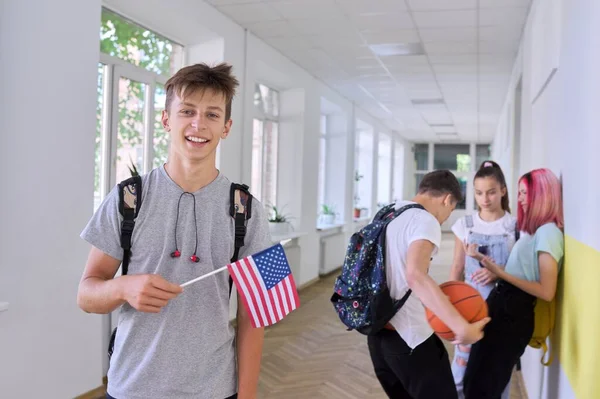 Mężczyzna student nastolatek z USA flaga wewnątrz studia grupa studentów tło — Zdjęcie stockowe