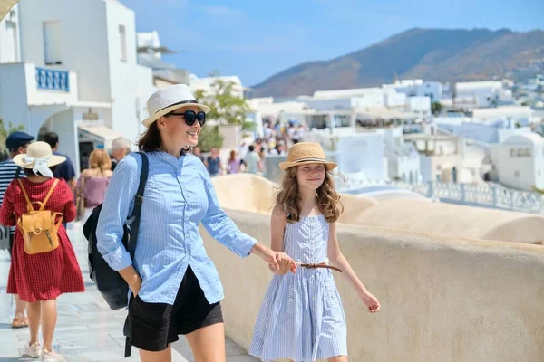 Turistas mamá e hija caminando por la famosa isla griega de Santorini — Foto de Stock