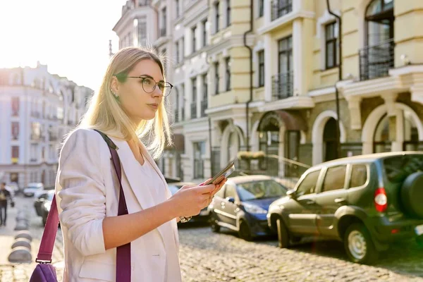 Молодая деловая женщина в городе с помощью цифрового планшета — стоковое фото