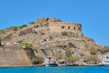 09.09.2019. Spinalonga adasındaki Yunanistan Girit, Ortaçağ kalesi, deniz manzaralı