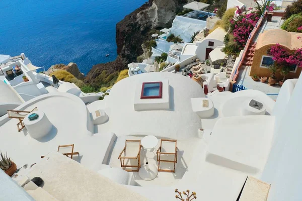 2019.09.11. Santorini sziget Görögországban. Hagyományos fehér görög építészet a híres szigeten — Stock Fotó
