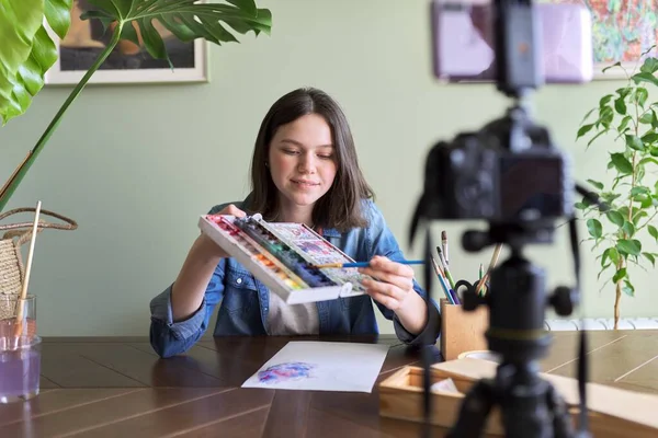 Taller de arte en línea, dibujo de chica adolescente con acuarelas — Foto de Stock