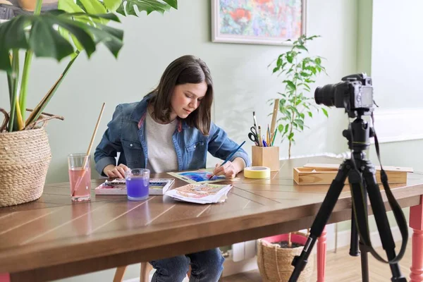 Kunst workshop online, tiener meisje tekening met aquarellen — Stockfoto