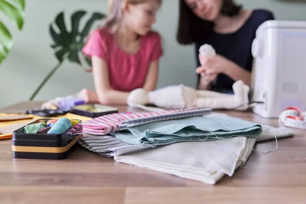 Flickor, barn, syleksaker hemma, handgjorda, hobbyer och fritid, textilkonst — Stockfoto