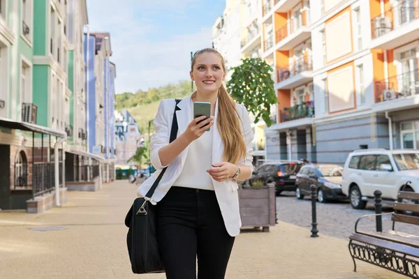 Jovem mulher bonita usando smartphone, mulher de negócios em jaqueta branca — Fotografia de Stock