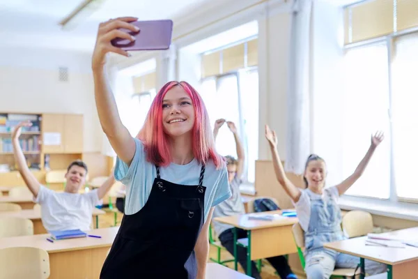 Teenageři studenti se baví ve třídě — Stock fotografie