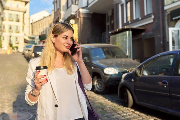 Городской портрет молодой красивой деловой женщины, идущей по улице — стоковое фото