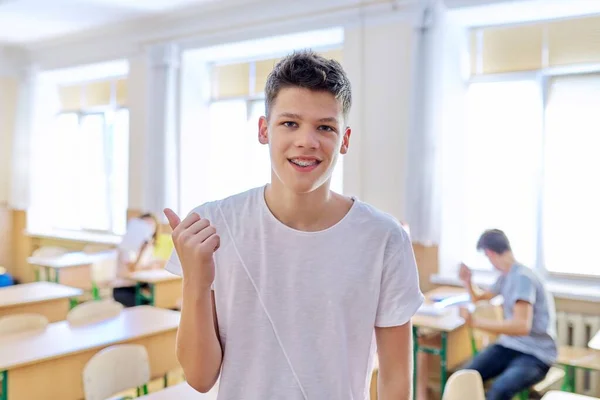 Inteligente adolescente estudante do sexo masculino fazendo exame, respostas lição — Fotografia de Stock