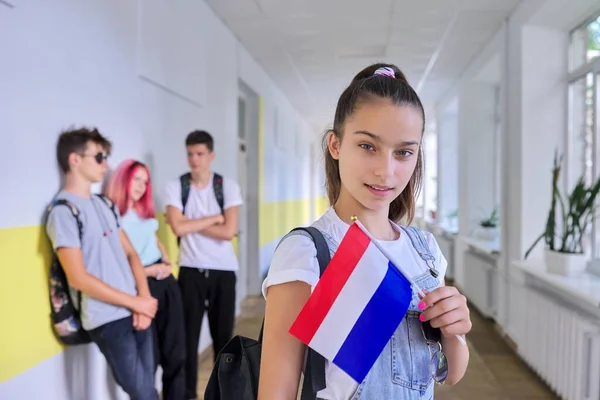 Étudiante adolescente avec drapeau néerlandais à l'intérieur de l'école, groupe d'enfants de l'école — Photo