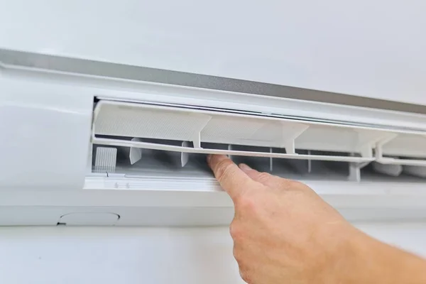 Instalace klimatizátoru v bytové kanceláři, detailní záběr ruky inženýra — Stock fotografie