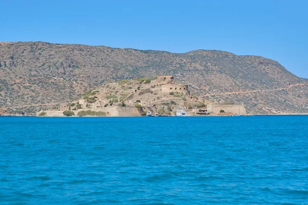 Grekland Kreta, medeltida fästning på ön Spinalonga, utsikt från havet — Stockfoto