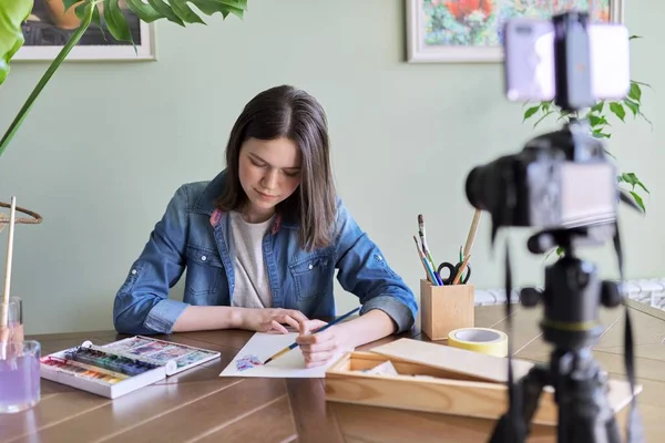 Kunst workshop online, tiener meisje tekening met aquarellen — Stockfoto