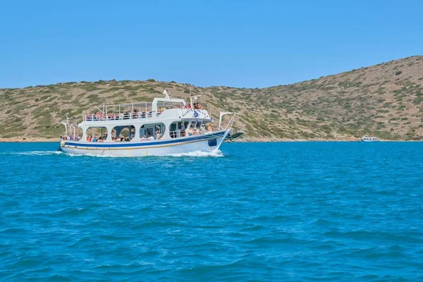 09.09.2019. Griekenland Kreta. Toeristische motorboot cruise, blauwe Egeïsche zee achtergrond, Griekse eilanden — Stockfoto