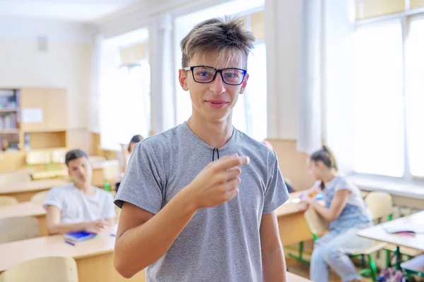 Hablando de gesto adolescente estudiante en la lección en el aula — Foto de Stock