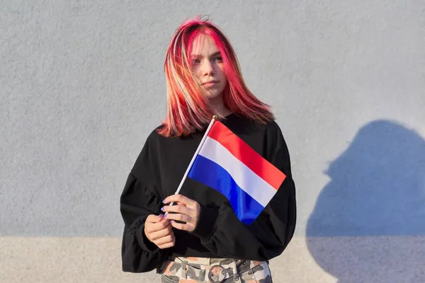 Diáklány tinédzser a holland zászlóval a kezében — Stock Fotó