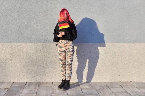 Diák tizenéves lány zászló Németország, szürke szabadban fal háttér — Stock Fotó