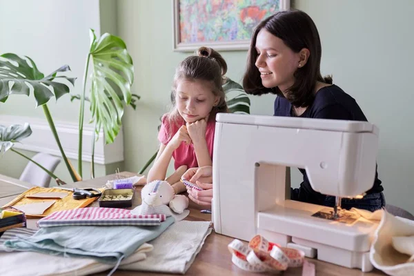 Chicas, niños, juguetes de costura en casa, hecho a mano, hobbies y ocio, arte textil — Foto de Stock