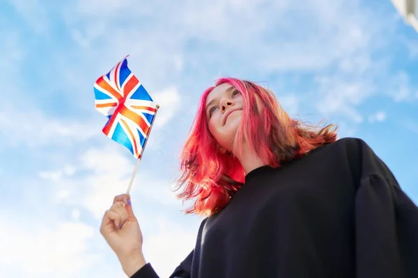 Kvinna student tonåring med brittisk flagga, blå himmel med moln bakgrund — Stockfoto