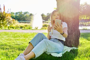 Güzel genç bir kadın akıllı telefondan video görüşmesi yapıyor.