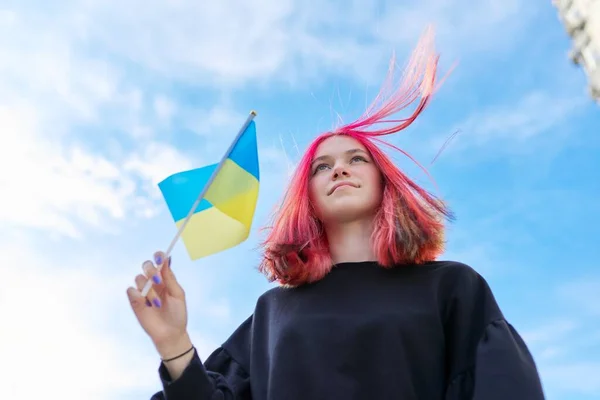 Žena student teenager s vlajkou Ukrajiny, modrá obloha s mraky pozadí — Stock fotografie