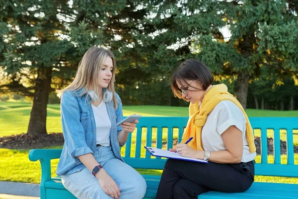 Mujer trabajadora social, psicóloga, periodista, entrevista de grabación estudiante adolescente — Foto de Stock