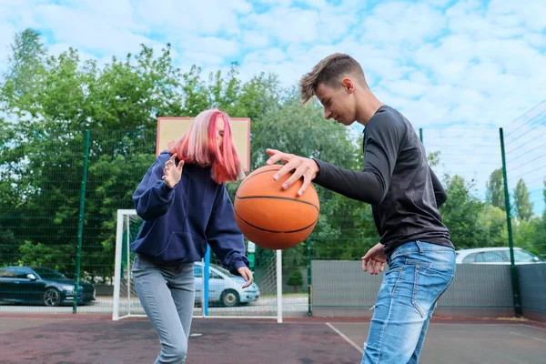 十代の若者たち男と女の子オンザ屋外バスケットボールコート遊びストリートバスケットボール — ストック写真