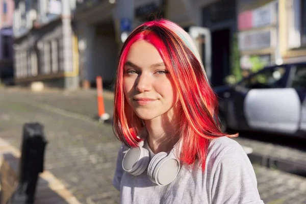 Vackra leende glad tonåring student med trendiga färgade hörlurar frisyr — Stockfoto