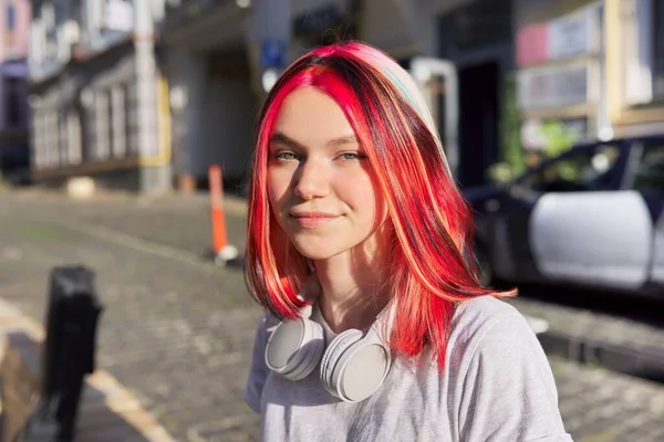 Mooie glimlachende vrolijke tiener student met trendy gekleurde haarstijl hoofdtelefoon — Stockfoto