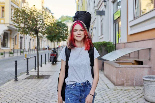 Módní kreativní teenager dívka muzikant s kytarou v případě chůze podél města — Stock fotografie
