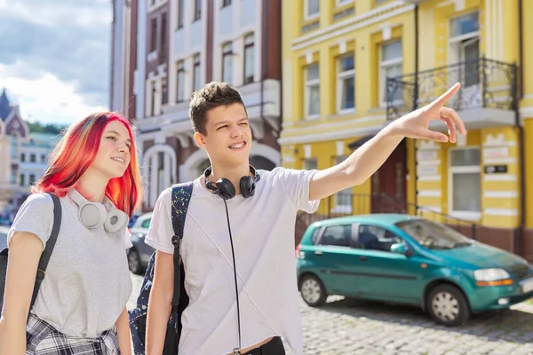 Gençlik, gençlik, yaşam tarzı, gülümseyen genç kız ve erkek çocuk portresi. — Stok fotoğraf