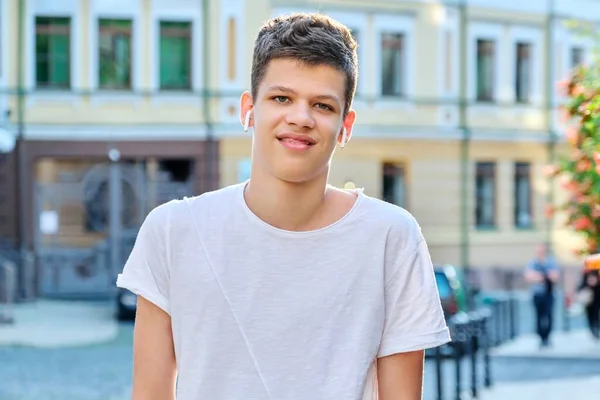 Outdoor portrait of handsome guy 16, 17 years old in white t-shirt — Stock Photo, Image