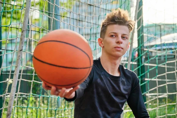 Egy közeli kosárlabda egy tinédzser kezében. — Stock Fotó