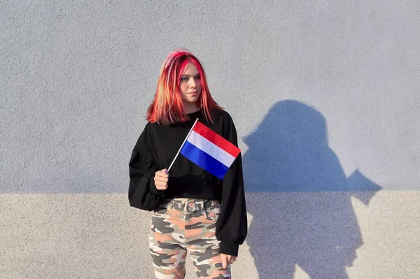 Diáklány tinédzser a holland zászlóval a kezében — Stock Fotó