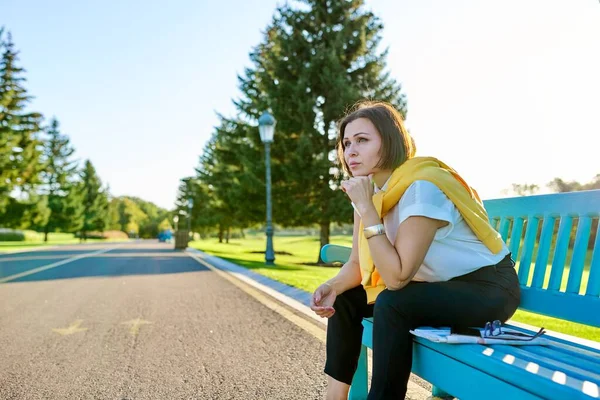 Cansado triste mulher madura sentado no banco no parque, espaço de cópia — Fotografia de Stock