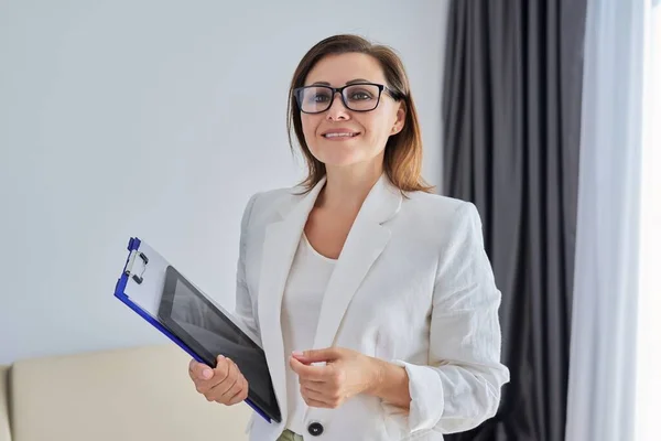 Portrait d'entreprise au bureau, femme d'affaires d'âge moyen souriante et confiante — Photo