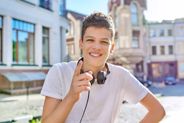 Tiener student 16, 17 jaar oud kijken naar camera — Stockfoto