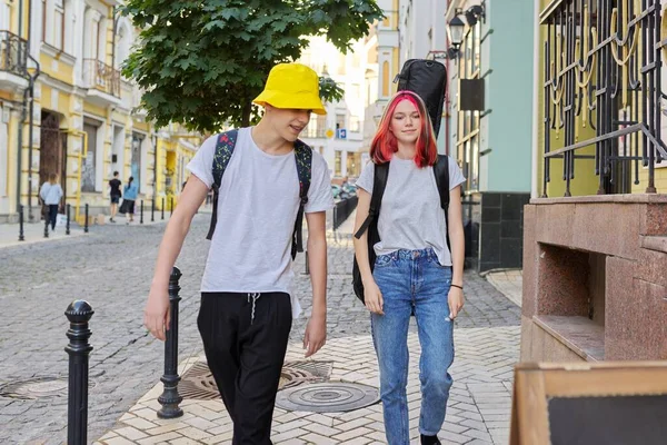 Kreatív tinédzserek srác és lány séta és beszélgetés a város utcáin — Stock Fotó