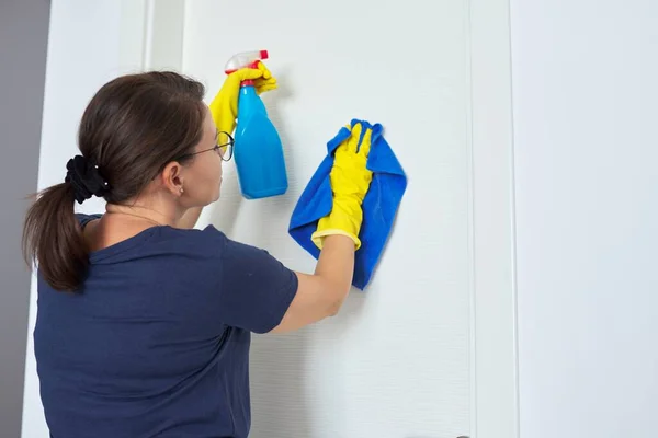 Прибирання будинку, зріла жінка чистить вдома — стокове фото