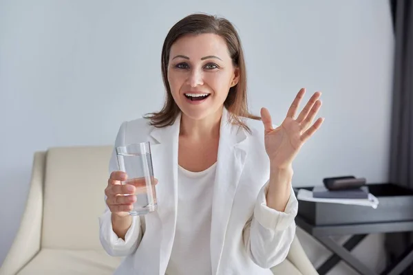 Vidéo-conférence, conversation avec un spécialiste, conseils, aide au patient en ligne, tenue d'un verre d'eau — Photo