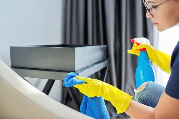 Hausreinigung, Frau in Handschuhen mit Lappen und Spray wischt Staub und poliert Möbel — Stockfoto