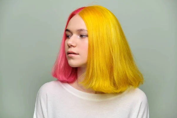 Headshot de menina adolescente bonita na moda com cabelo tingido na moda — Fotografia de Stock