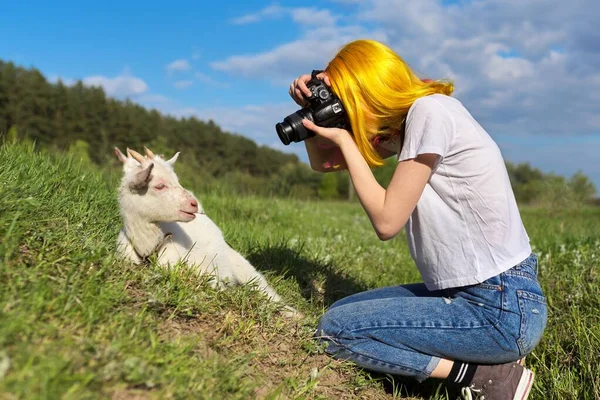 Chica hipster adolescente con cámara hace foto de cabra joven — Foto de Stock