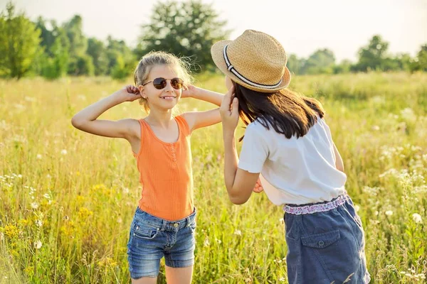 Los niños se divierten en la naturaleza, dos niñas se ríen — Foto de Stock