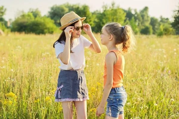 A gyerekek szórakoznak a természetben, két lány nevet. — Stock Fotó