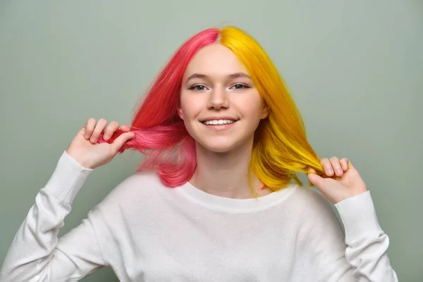 Färgat långt hår närbild, flicka mode skönhet modell som visar färg på håret — Stockfoto