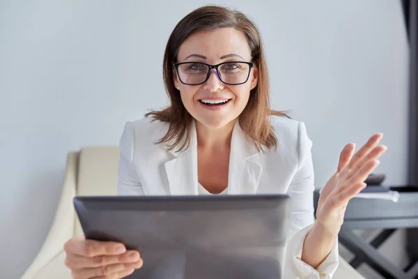 Mentor feminino, tutor, professora olhando para webcam, close-up rosto — Fotografia de Stock