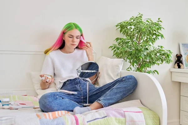 Adolescente de moda haciendo maquillaje en casa, chica con el pelo teñido de moda —  Fotos de Stock