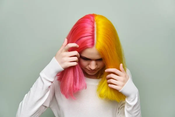 Barvené dlouhé vlasy close-up, dívka módní krása model ukazující zbarvení na jejích vlasech — Stock fotografie